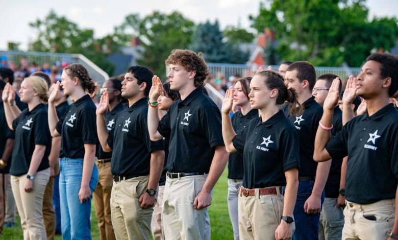 Army hits recruiting goal of 61,000 soldiers 4 months early Army hits recruiting goal of 61,000 soldiers 4 months early