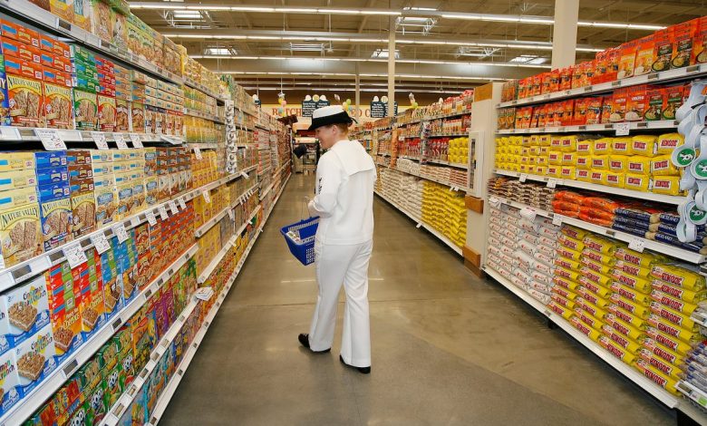 Troops, families use credit card relief at commissaries amid shutdown Troops, families use credit card relief at commissaries amid shutdown