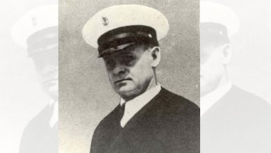 With his bare hands, this sailor sealed off his ship to save its crew With his bare hands, this sailor sealed off his ship to save its crew