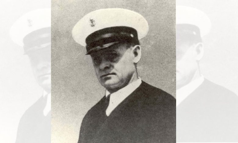 With his bare hands, this sailor sealed off his ship to save its crew With his bare hands, this sailor sealed off his ship to save its crew