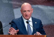 Judge temporarily blocks Pentagon from punishing Kelly over unlawful orders video