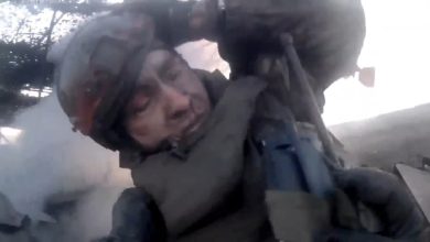 🔴 UKRAINE WAR – Russian Soldiers Record Themselves Being Hit by Ukrainian FPV Drone Ambush