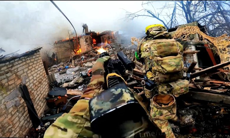 🔴 UKRAINE WAR – Ukrainian Special Assault Units Storm Russian Held Village in Heavy Urban Combat