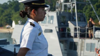 Incoming female students at US Naval Academy must cut hair below chin